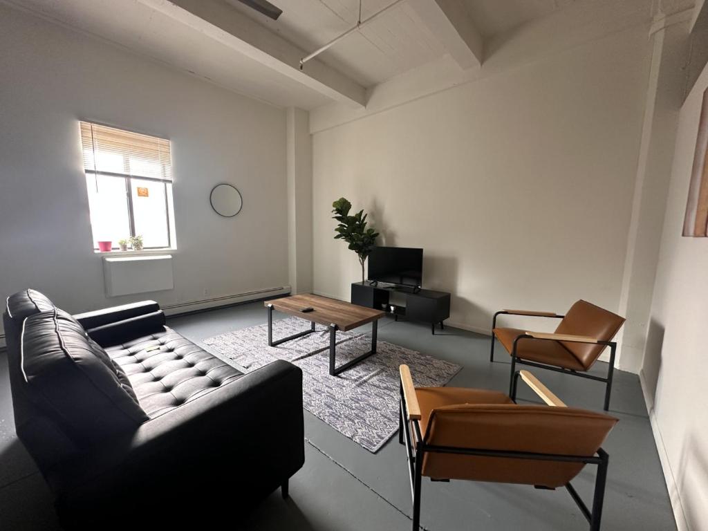 Setusvæði á Flexhome Westown 2BR RS1 in Fiserv and Theater District - READ INFO