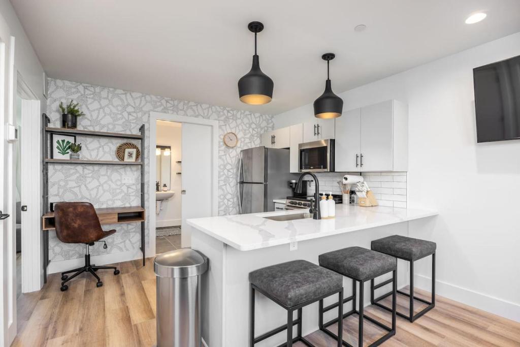 Stylish Condo in Hillsboro Village 3 Beds and Parking, Nashville