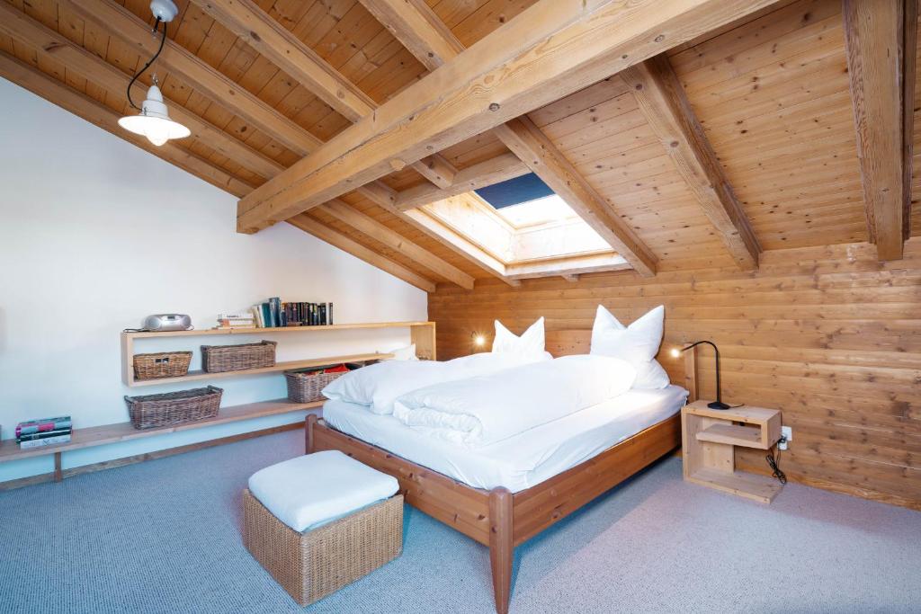 sypialnia z łóżkiem i świetlikiem w obiekcie Apartment zum Leist w mieście Amden