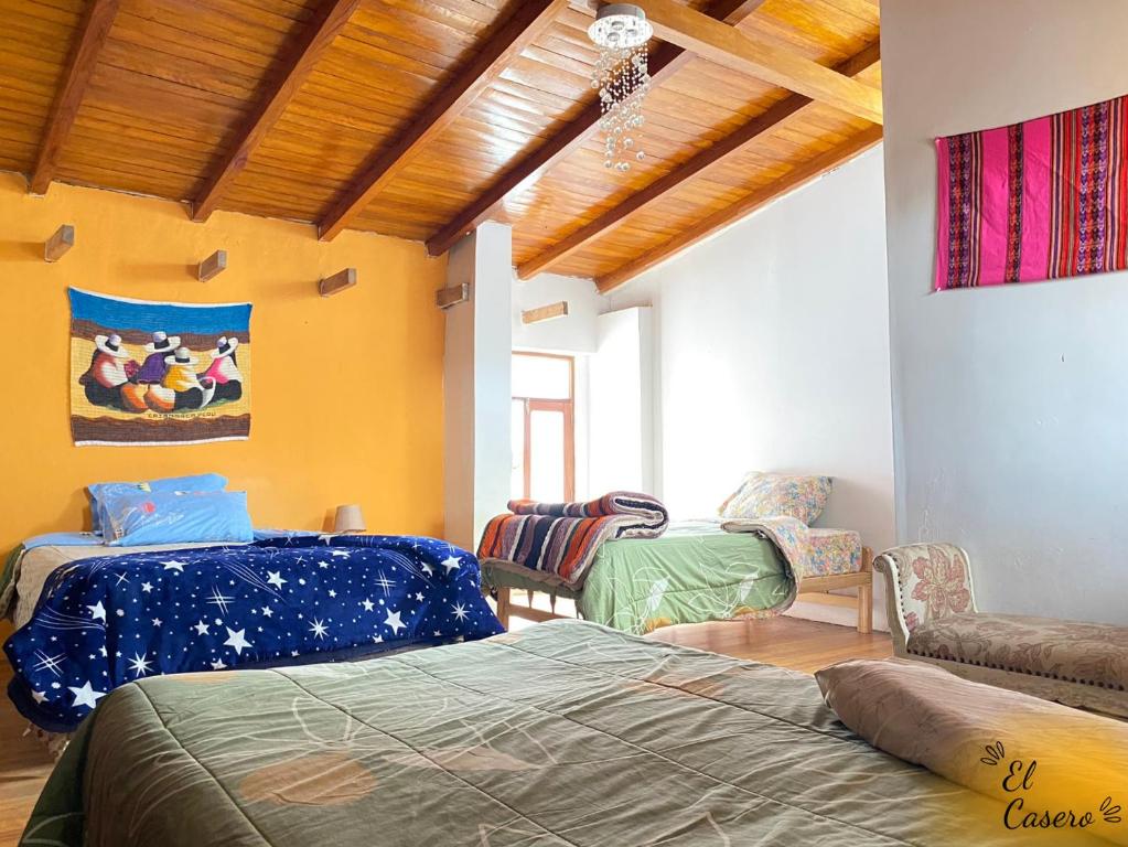 ein Wohnzimmer mit zwei Betten und einer Couch in der Unterkunft MiniDepa Acogedor y Céntrico -H. El Casero in Cajamarca