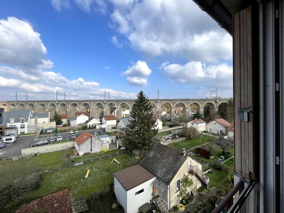 einen Blick aus dem Fenster einer Stadt mit einer Brücke in der Unterkunft Le Panorama d'Avon - 10' Gare in Avon