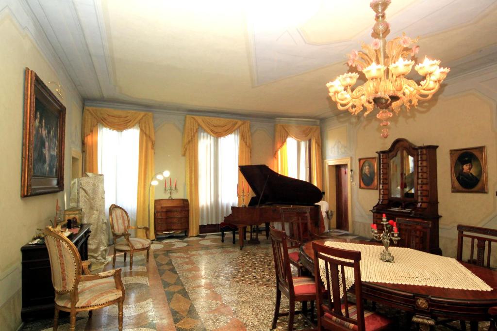 Un restaurante o sitio para comer en Villa Nani Mocenigo