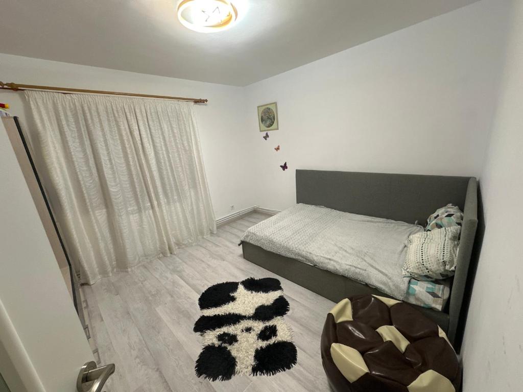 a bedroom with a bed and a rug on the floor at Apartament Sorin in Tulcea