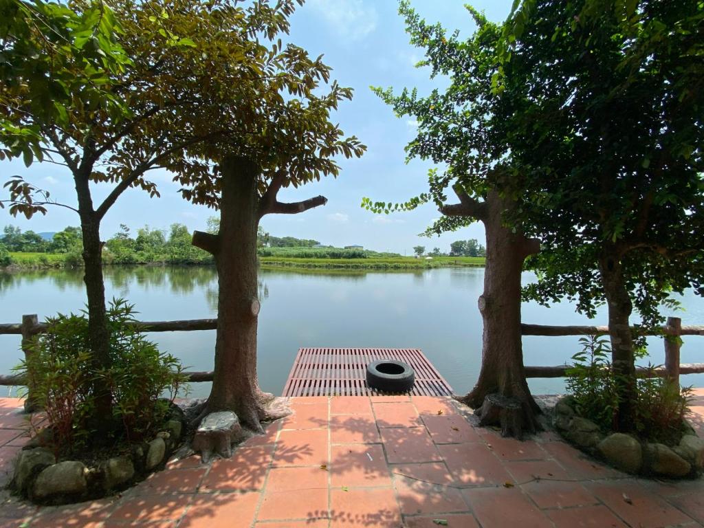 widok na rzekę z drzewami i płotem w obiekcie PRIVATE LAKE House w mieście Hanoi