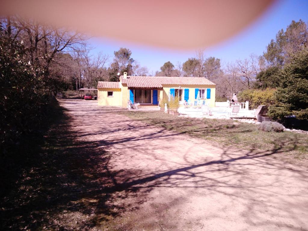 une maison au milieu d'un chemin de terre dans l'établissement Jjflo cadre champêtre, à Signes