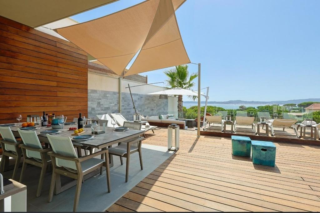 Un restaurant sau alt loc unde se poate m&acirc;nca la Villa d&#39;exception avec piscine &agrave; 300 m de la mer &agrave; Sainte Maxime - Villa Oc&eacute;ane