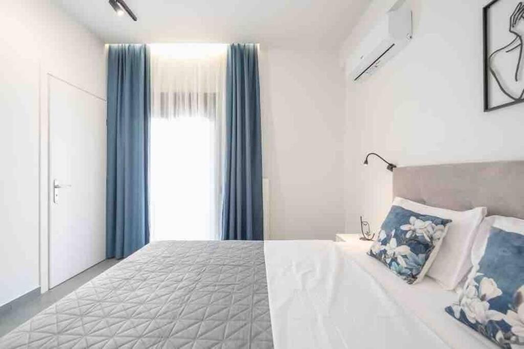 Postel nebo postele na pokoji v ubytování Cozy apartment in a new building apartment 2