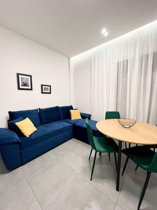 Posezení v ubytování Cozy apartment in a new building apartment 2