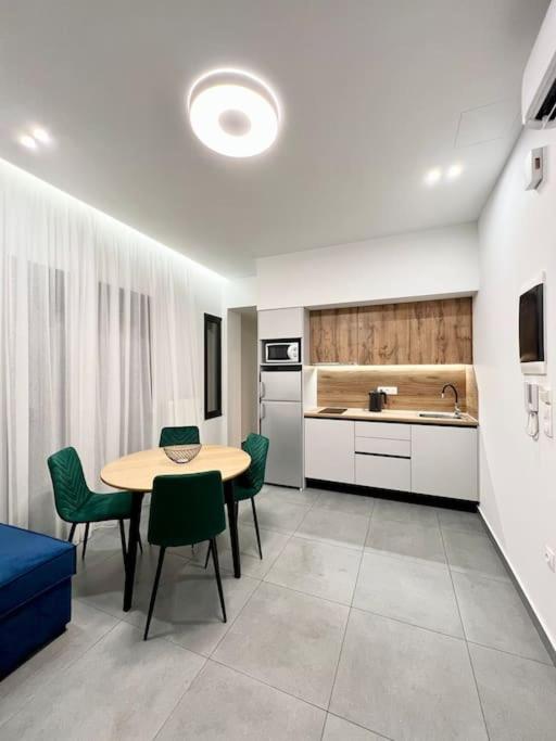 Kuchyň nebo kuchyňský kout v ubytování Cozy apartment in a new building apartment 2