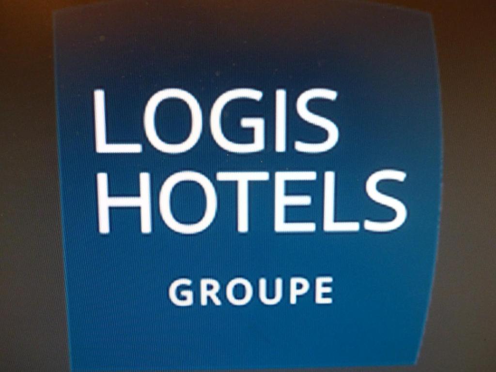 ブロワにあるLogis Hôtel Louise de Savoieのログホテル群の青い看板