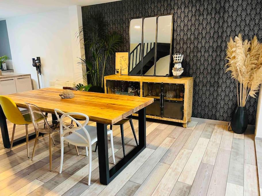 - une table à manger avec des chaises et un miroir dans l'établissement Jolie maison typique, à Wattrelos