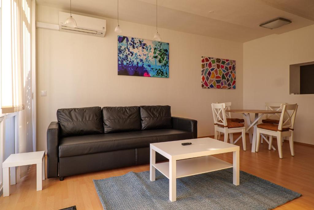 a living room with a couch and a table at Flataid Apartments Ludersdorf - voll ausgestattet mit Parkplatz 