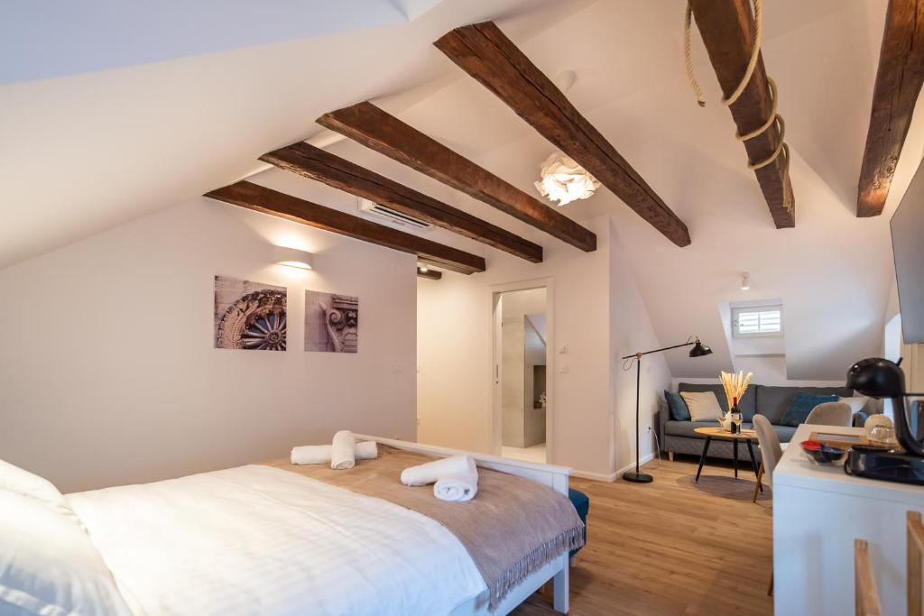 una camera da letto con un letto grande e un soggiorno di Shee-Lu Suite 2 a Dubrovnik