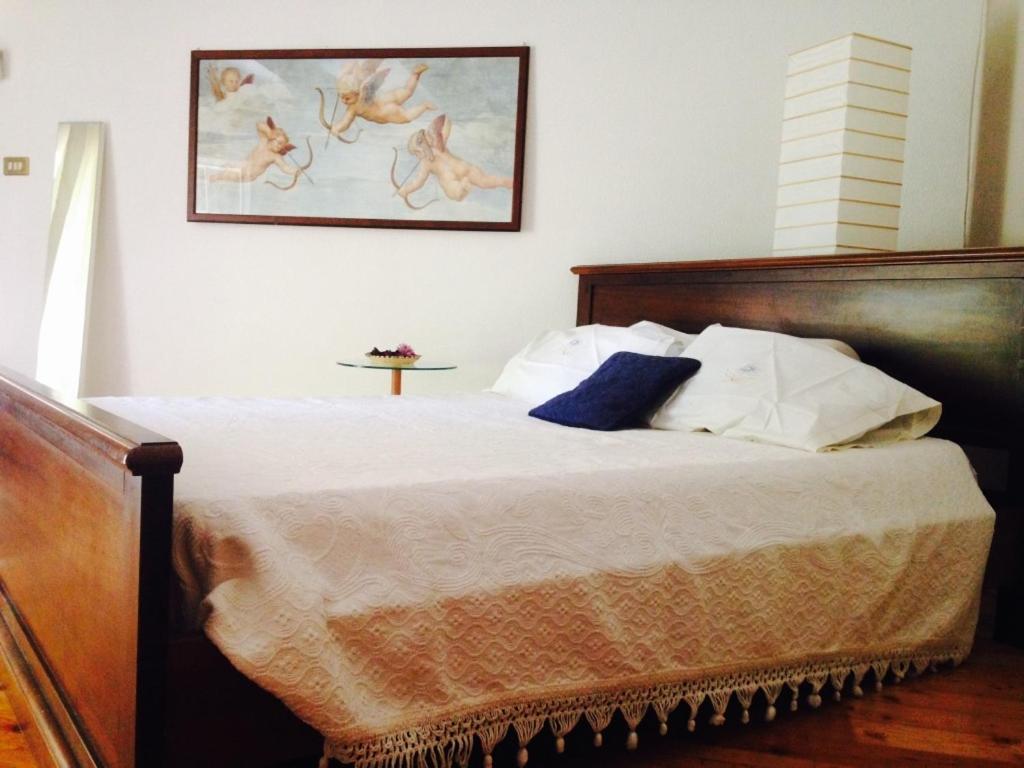 A bed or beds in a room at B&B Il Castello del Ghiro RENT E-BIKE