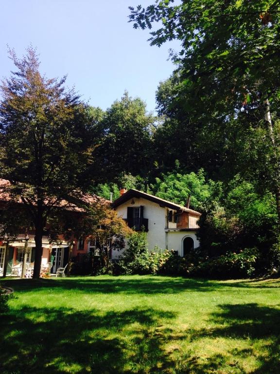 A garden outside B&B Il Castello del Ghiro RENT E-BIKE