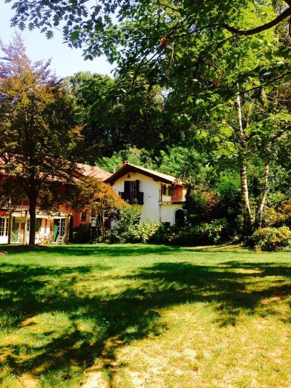 A garden outside B&B Il Castello del Ghiro RENT E-BIKE