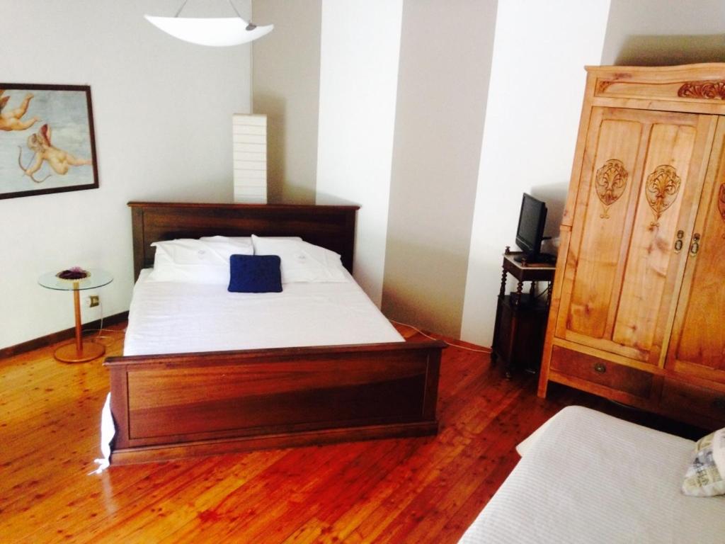 A bed or beds in a room at B&B Il Castello del Ghiro RENT E-BIKE