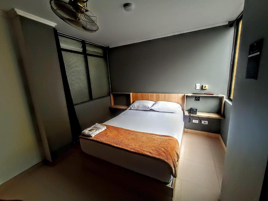Postel nebo postele na pokoji v ubytování Hotel Ruiseñor Itagui