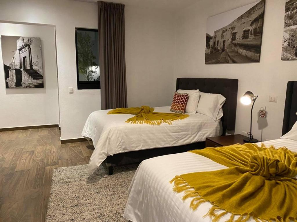 Postel nebo postele na pokoji v ubytování HOTEL MINA REAL