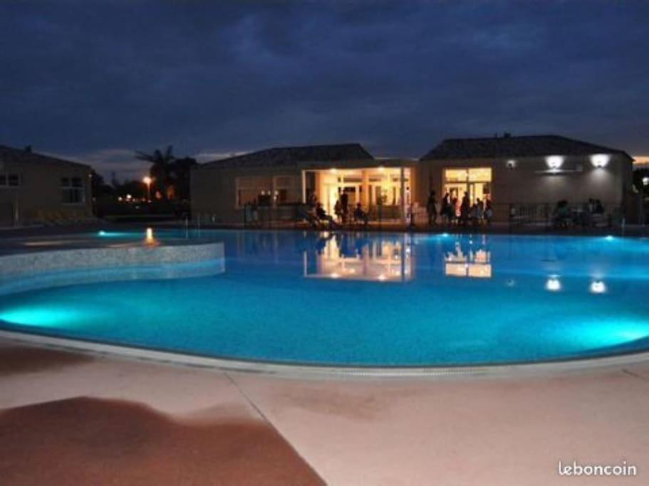 - une grande piscine avec éclairage bleu la nuit dans l'établissement Maison de vacances Aubignan, à Aubignan
