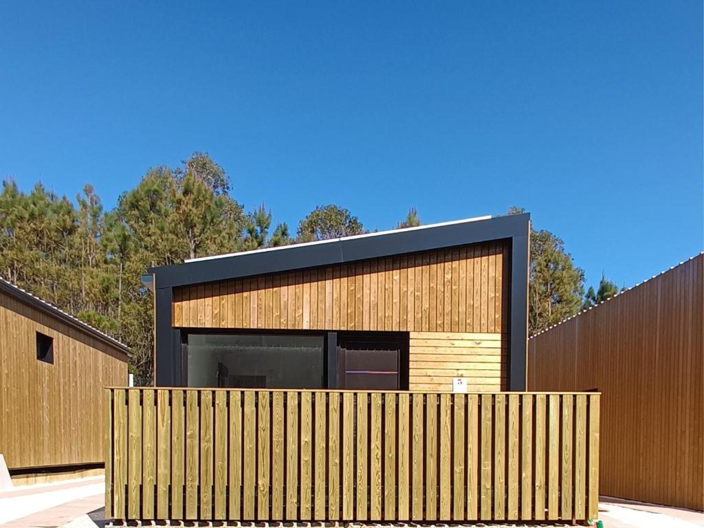 un edificio con una valla de madera delante de él en Top Balea, en Pontevedra