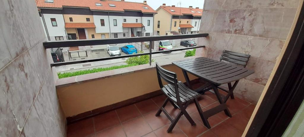 d'un balcon avec une table et deux chaises et une vue. dans l'établissement Vivienda de Uso Turístico Italia - VUT - 2060-AS, à Colombres