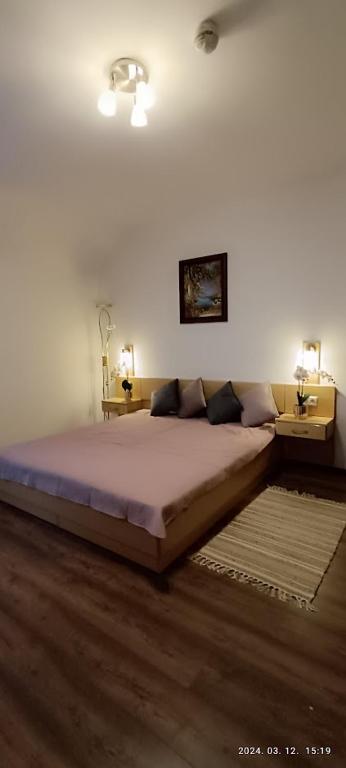 Łóżko lub łóżka w pokoju w obiekcie Borisz Apartman Zalakaros