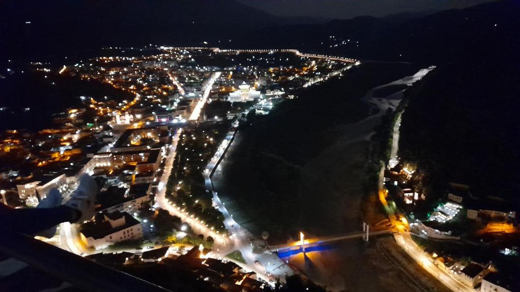 una vista aérea de una ciudad por la noche en A&A House en Berat