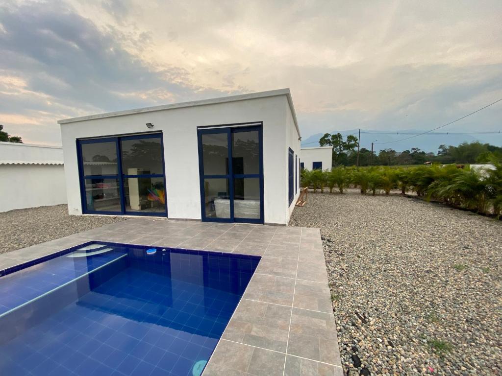 een huis met een zwembad ervoor bij Villa Santorini in Cumaral