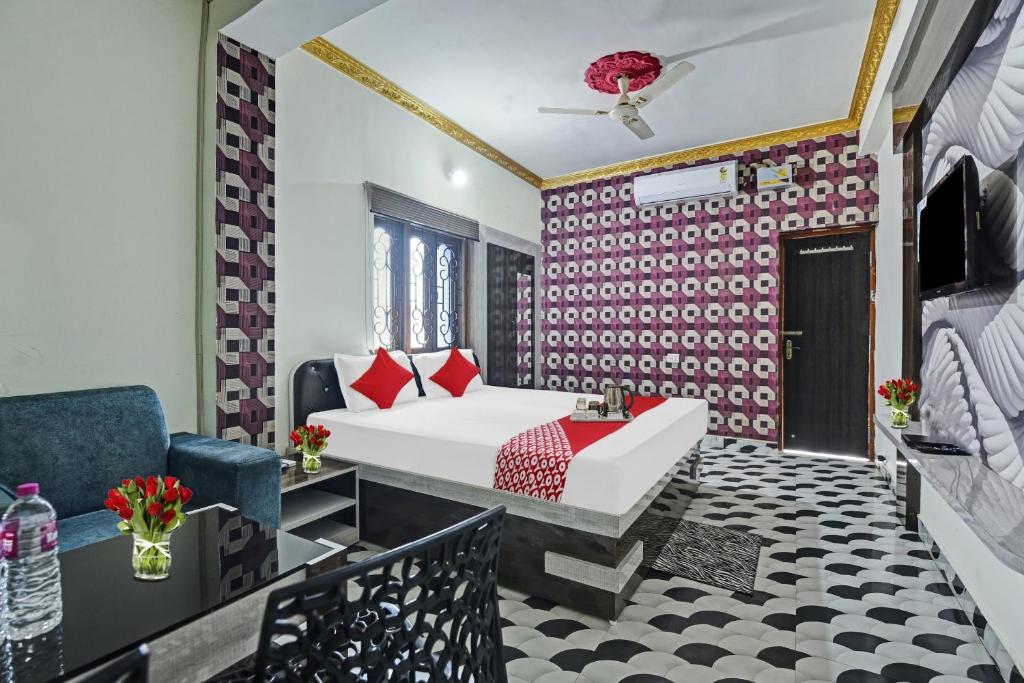 蘭契的住宿－OYO Flagship Hotel Jagat Palace，一间卧室设有一张床和一间客厅。