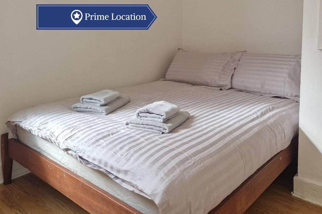 łóżko z białą pościelą i ręcznikami w obiekcie Suite 2: Chic Room near City Centre w Sheffield