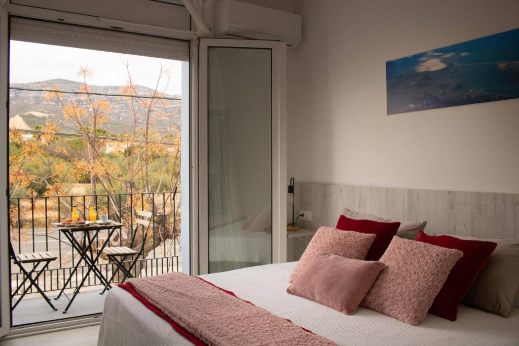 1 dormitorio con 1 cama y vistas a un balcón en Bahía de Montecarlo, en Alcanar