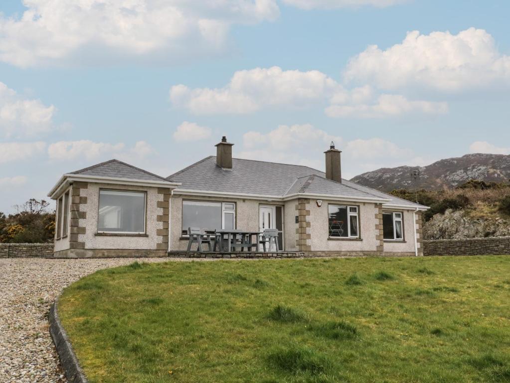 una casa con una mesa de picnic delante de ella en Ranny Roe, en Fanad