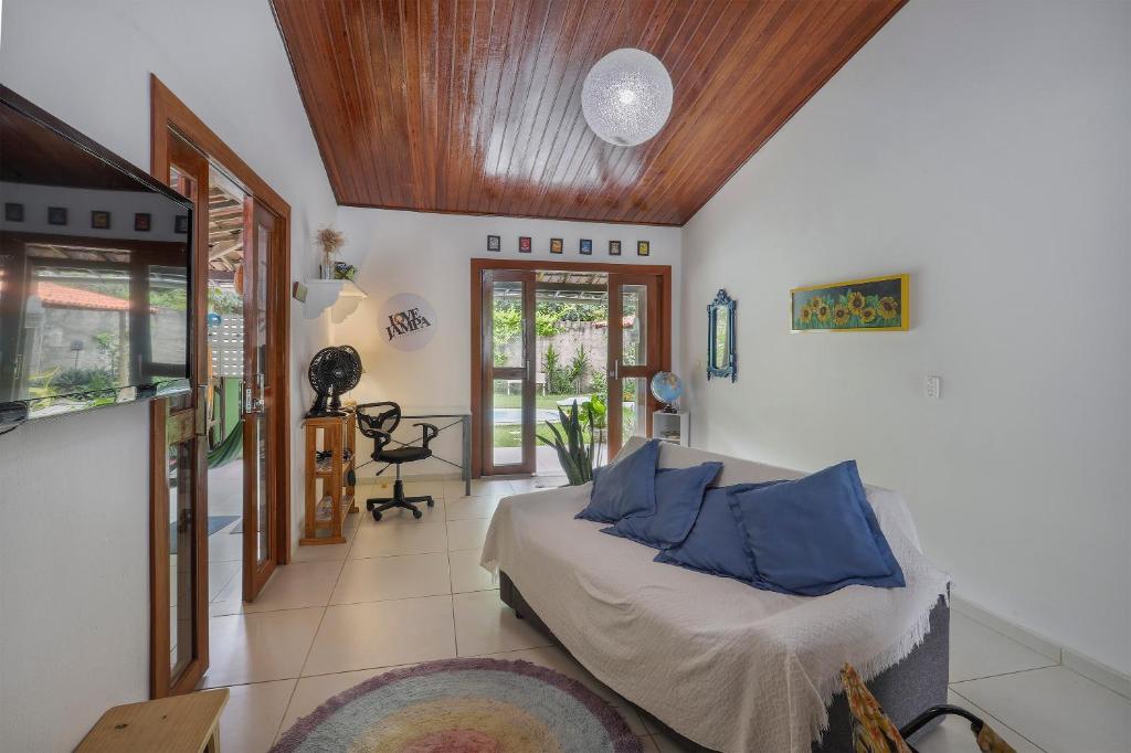 琵琶的住宿－VILA ACONCHEGO GAMELEIRA，一间卧室配有一张带蓝色枕头的床。