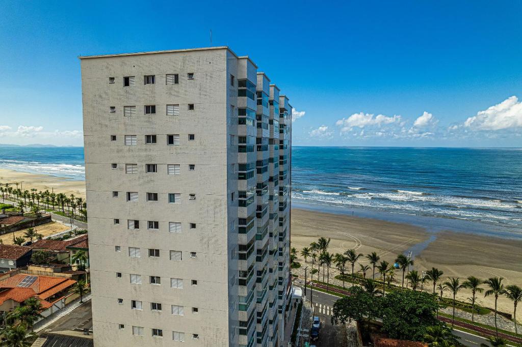 Vila BalneáriaにあるCantinho em Família - XF05Hの海辺の高層ビル
