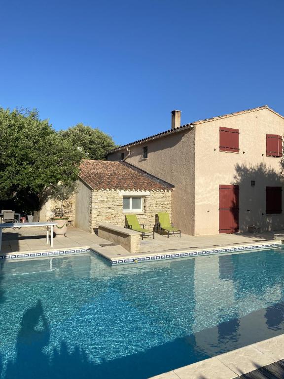 une piscine devant un immeuble dans l'établissement Mas Les Coutilles, à Cabrières-dʼAvignon