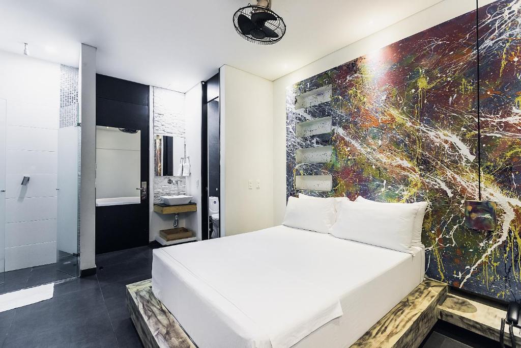 Postel nebo postele na pokoji v ubytování Hotel Medellin Arte