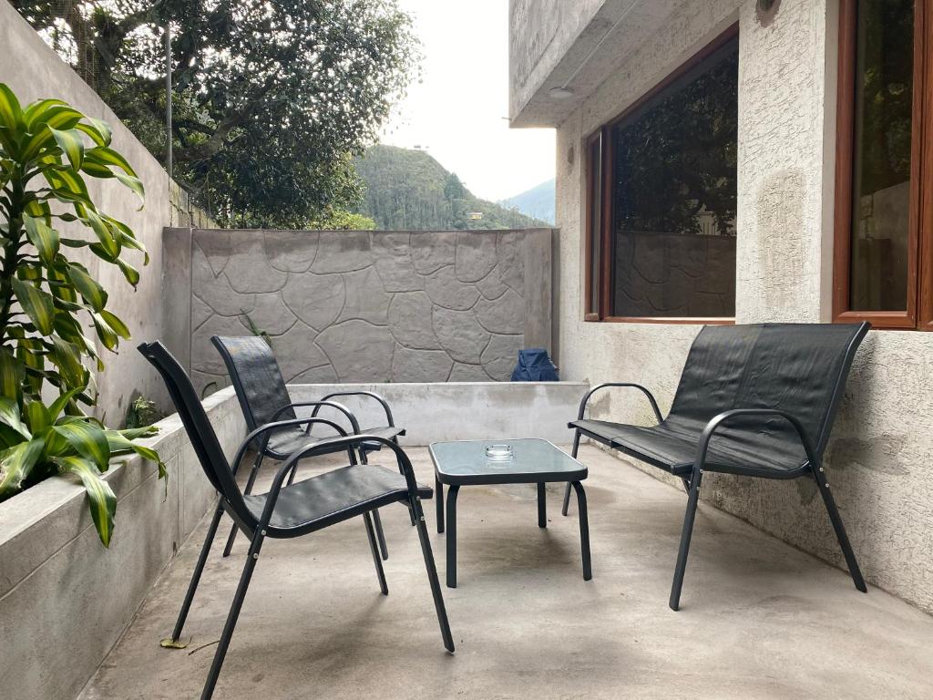 - une terrasse avec 2 chaises et une table dans l'établissement Ilusión apartment 2 bedroom 1 bathroom, à Baños