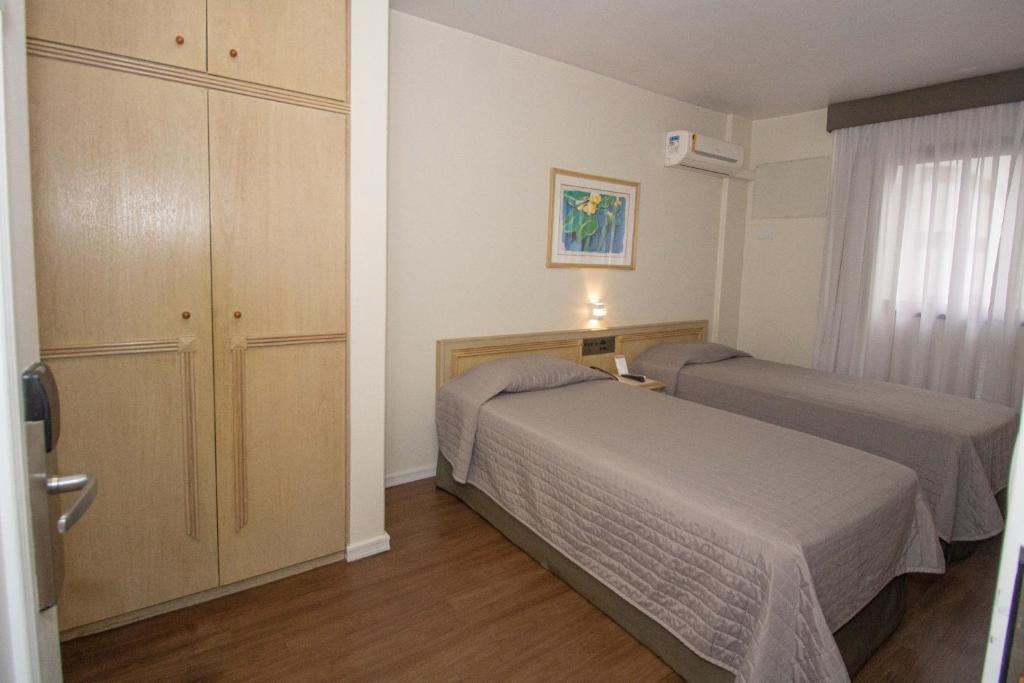 Postel nebo postele na pokoji v ubytování Trevi Hotel e Business