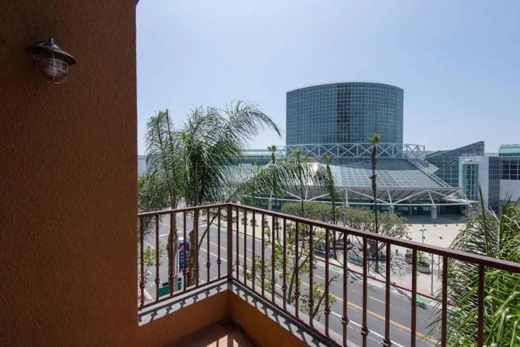 einen Balkon mit Blick auf den Strand und die Gebäude in der Unterkunft Cozy 2bedApt next to Convention center/LA Live in Los Angeles