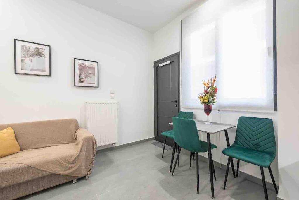 Posezení v ubytování Cozy apartment in a new building apartment 4