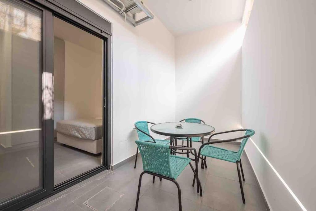 Posezení v ubytování Cozy apartment in a new building apartment 4