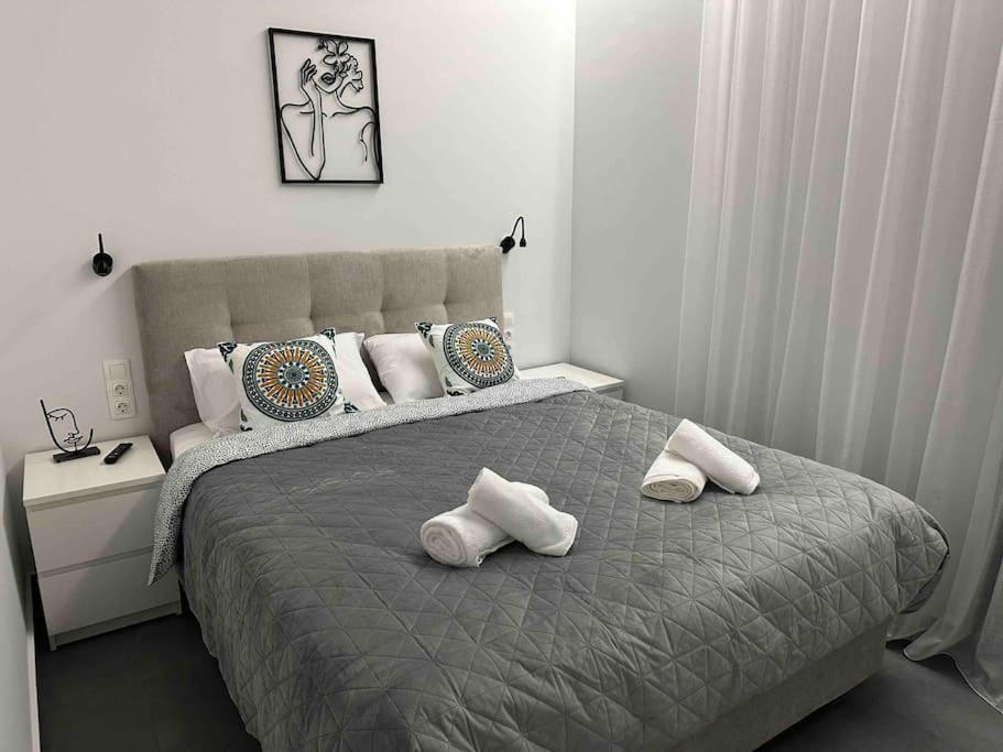 Postel nebo postele na pokoji v ubytování Cozy apartment in a new building apartment 4