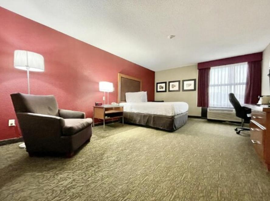 FairBridge Inn & Suites Fort Wayne - Deluxe King Room
