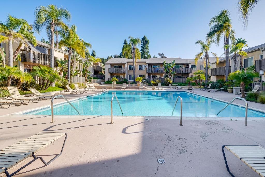 una gran piscina con sillas y palmeras en Relaxing Resort Stay Less Than 3 Mi to La Jolla Shores! en San Diego