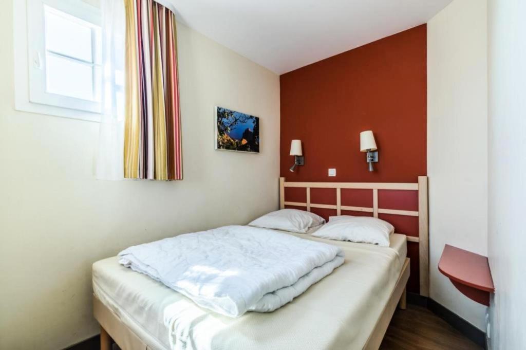 a bedroom with a bed and a window at Résidence le Village de Cap Esterel - maeva Home - Appartement 2 Pièces 5 Per 27 in Saint-Raphaël