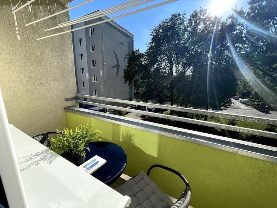 balcone con vista su un edificio di Útulný byt blízko centra Košíc a Košice