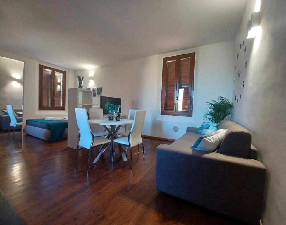 een woonkamer met een bank en een tafel bij CASA MIA APARTMENT in Bologna