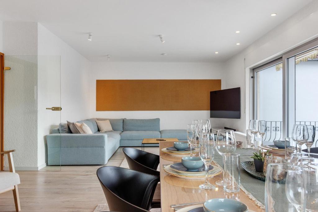 ein Wohnzimmer mit Tisch und Couch in der Unterkunft 1-6 Personen - Parkplatz - Terrasse - Küche - WLAN - Balkon in Haßloch