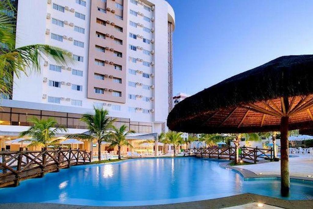 ein großes Hotel mit Pool und Gebäude in der Unterkunft Le Jardin in Caldas Novas